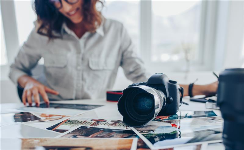Photographer reviewing images for unauthorized image use detection | COPY-IDENT